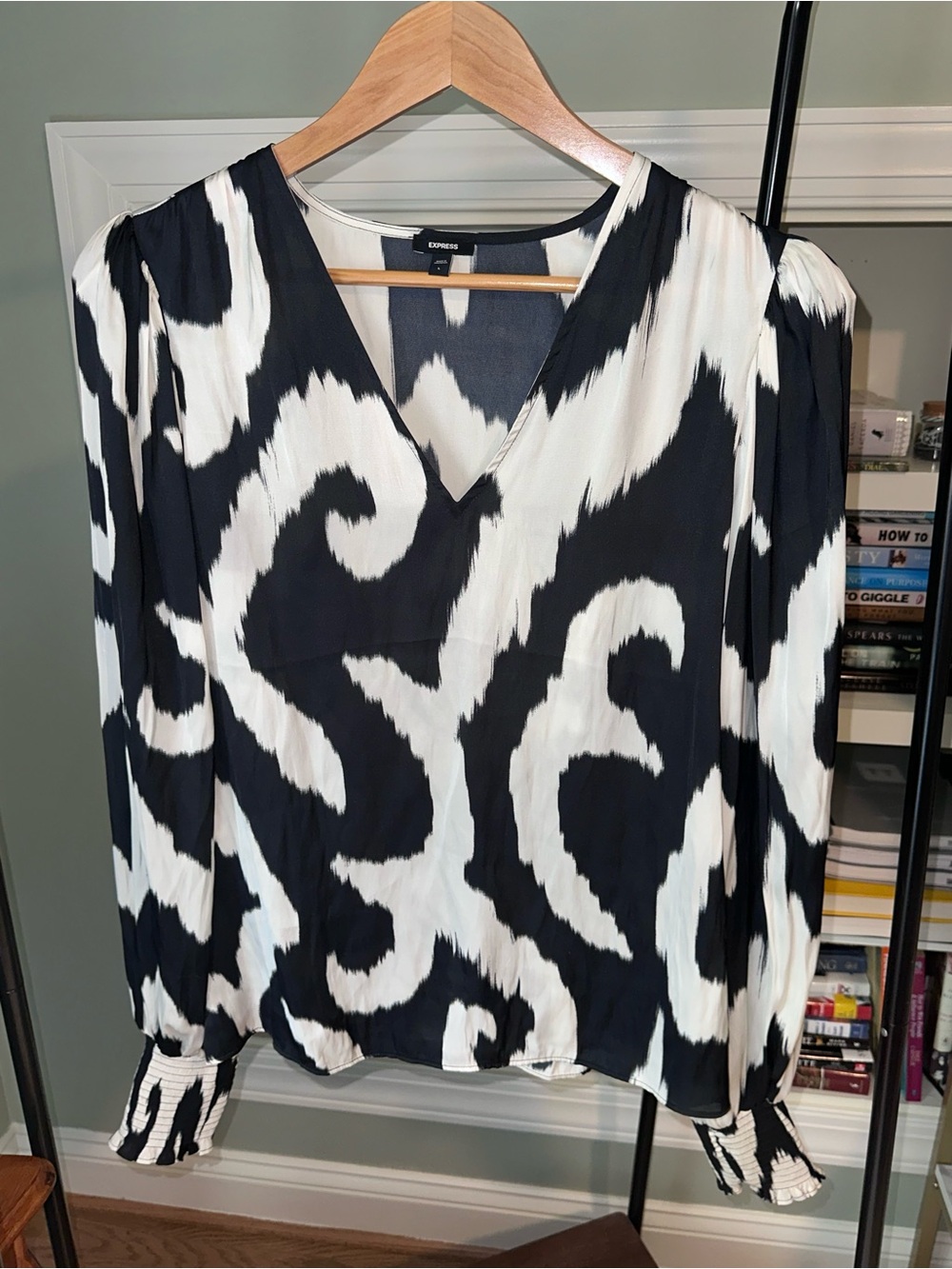 NWOT Express Black & White Abstract V-Neck Blouse

Will fit L/XL